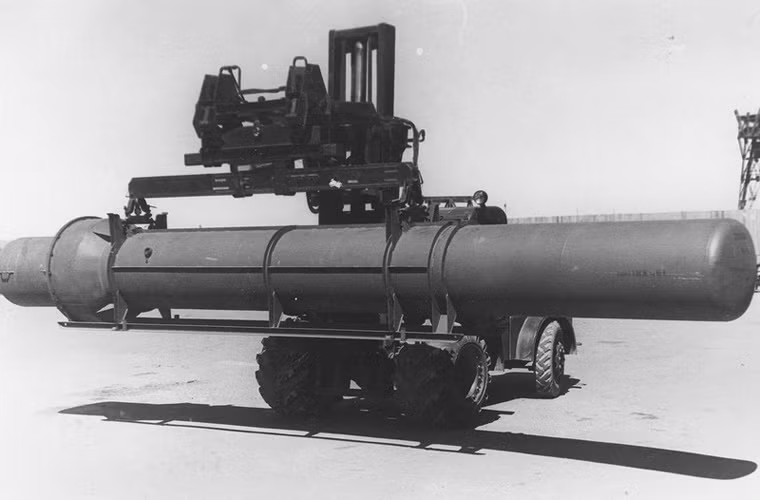 Còn đây là container bảo quản phần thân của quả đạn tên lửa (khi chưa lắp cánh lái, tầng khởi tốc).