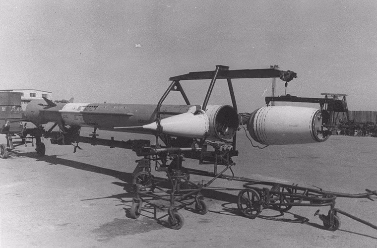 Khi nhắc tới đầu đạn tên lửa, có lẽ rất nhiều người nghĩ nó chính là đầu nhọn, nhưng thực tế thì không phải. Phần đầu đạn (chứa thuốc nổ) đặt sau bộ phận dẫn đường (chứa trong mũ chụp nhọn). Đầu đạn có bán kính tiêu diệt khoảng 65 m ở các độ cao thấp, ở các độ cao lớn với khí quyển loãng hơn cho phép mở rộng bán kính tiêu diệt lên đến 250 m.