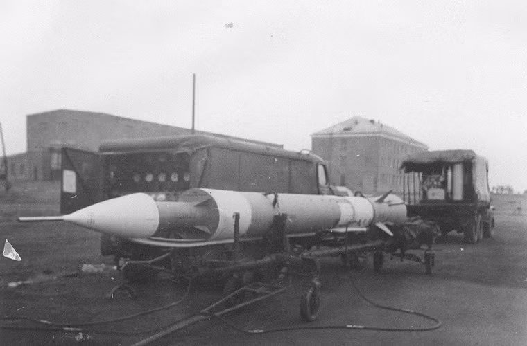 Theo tác giả bộ ảnh trên ES, có những tin đồn cho rằng tên lửa thời đó có khoang chứa nhỏ đủ chỗ cho một phi công cảm tử lái quả đạn tới mục tiêu vì không có hệ thống dẫn đường tiến tiến.