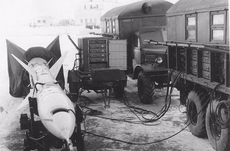 Đạn tên lửa hệ thống S-75 Dvina thời đó rất to lớn, dù tầm bắn của chúng kém xa S-300, S-400 mang kích cỡ nhỏ hơn. Tất nhiên đó là do vấn đề công nghệ.