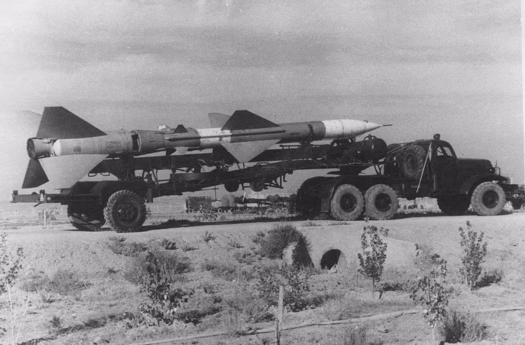 Xe chở đạn tên lửa ra bệ phóng. Ở thời này thì các hệ thống tên lửa phòng không chủ yếu được đặt trên các bệ phóng cố định, việc triển khai – thu hồi mất rất nhiều thời gian.