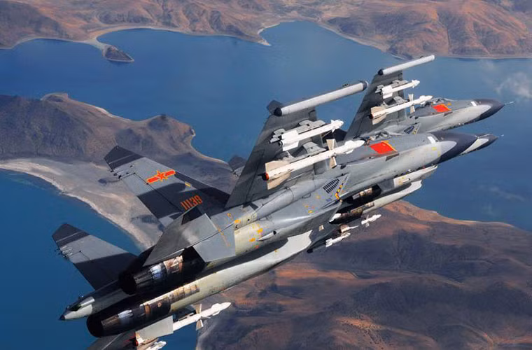 J-11 có tính năng kĩ chiến thuật tương tự Su-27, thậm chí ở một số điểm còn vượt trội. Nó có khả năng mang vũ khí của cả Nga và Trung Quốc, tải trọng tối đa lên tới 8 tấn.