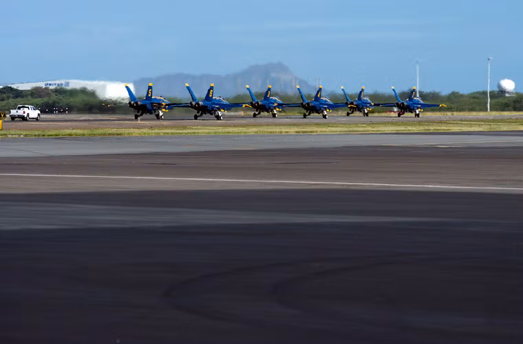 Trong ảnh là 6 chiếc F/A-18C/D của phi đội “Thiên thần xanh” đang chuẩn bị cánh cánh thực hiện bài bay.