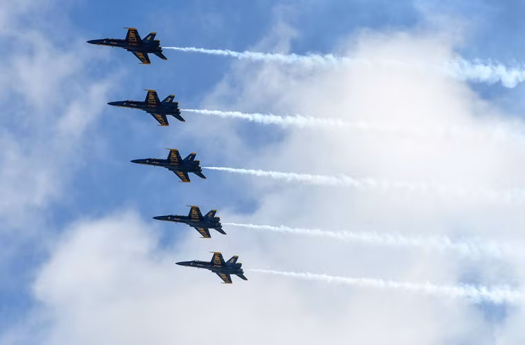 Đội hình 5 chiếc F/A-18 phun khói tạo ra điểm nhấn trong màn bay nhào lộn cùng nhau.