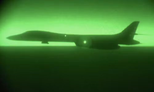 B-1B Lancer bay trong đêm.