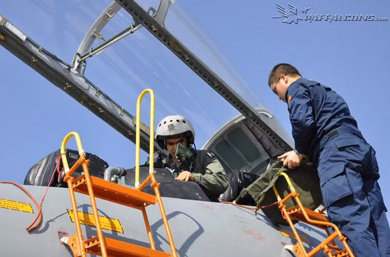 Phi công Pakistan được huấn luyện trên một chiếc J-11 2 chỗ ngồi – có thể là biến thể J-11BS.