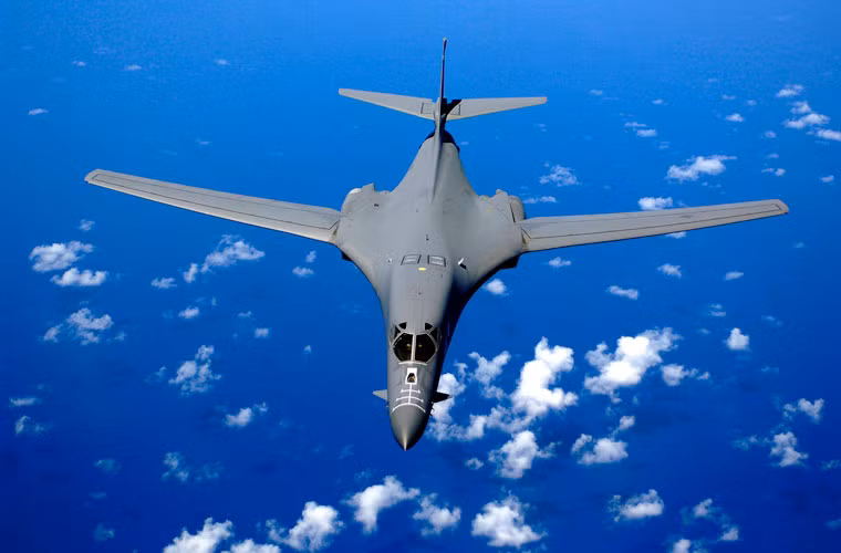 Như đã nói ở trên, thiết kế cánh cụp cánh xòe khá được ưa chuộng trong thiết kế máy bay ném bom chiến lược. Và B-1B Lancer là một trong số đó, mẫu máy bay ném bom tốc độ cao này đưa vào biên chế từ năm 1986. Cánh của B-1B có thể tạo góc với thân 15-67,5 độ, hình dạng cánh xòe phù hợp với việc cất hạ cánh, bay hành trình ở độ cao lớn. Còn cánh xòe phù hợp với bay cận âm và siêu âm. Ngoài ra, thiết kế cánh của nó cho phép máy bay bay ở độ cao thấp (60-150m) với tốc độ lớn (1.100km/h) giúp đột phá hệ thống phòng không đối phương.