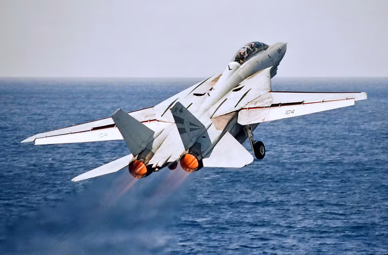 Kết cấu cánh cụp cánh xòe không cho phép máy bay thực hiện các động tác bay phức tạp – phù hợp để phát triển cho tiêm kích đánh chặn cần tính cơ động cao. Tuy nhiên, vẫn có những điểm sáng trong lịch sử phát triển tiêm kích cánh cụp cánh xòe – nổi bật nhất là thiết kế tiêm kích hạm F-14 Tomcat trang bị cho Hải quân Mỹ. Dù khá to lớn (trọng lượng cất cánh tối đa hơn 30 tấn), nặng nề, cơ động không quá tốt nhưng nhờ radar mạnh và khả năng mang tên lửa không đối không tầm xa đã giúp F-14 đạt được nhiều chiến tích trên chiến trường.