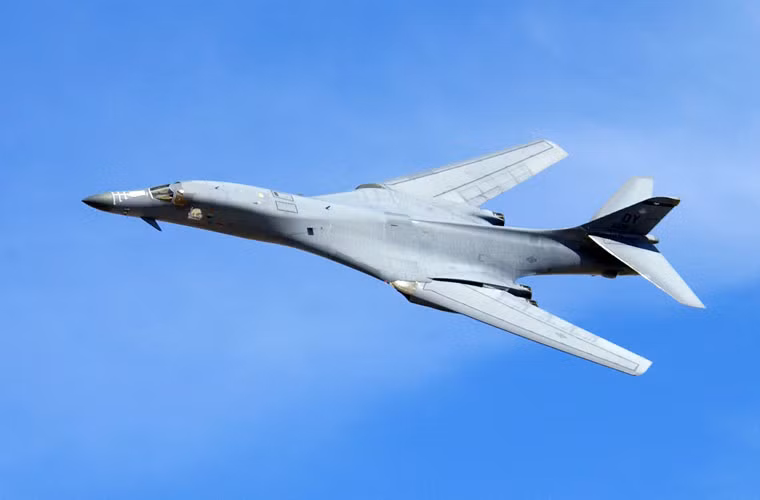 B-1B được trang bị 4 động cơ tuốc bin phản lực F101-GE-102 (lực đẩy khô với đốt tăng lực 136,92kN/chiếc) cho tốc độ bay tối đa 1.340km/h ở trần bay 15.000m. Về vũ khí, 6 giá treo trên ngoài cho phép mang 23 tấn, và 3 khoang bom trong thân mang được 34 tấn.