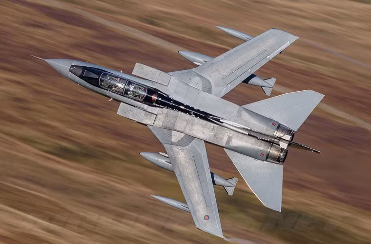 Trong ảnh là máy bay cường kích cánh cụp cánh xòe Tornado – một trong những “đôi cánh ma thuật” còn phục vụ trên thế giới. Tornado do liên doanh Panavia (Anh, Đức, Italy) phát triển cho nhiệm vụ tiêm kích đánh chặn (không quá nổi bật), ném bom..., chính thức phục vụ từ giữa những năm 1970.