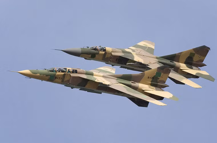 Nếu Mỹ có F-14A thì Liên Xô (Nga) có đại diện MiG-23 – mẫu tiêm kích đánh chặn cánh cụp cánh xòe do cục thiết kế Mikoyan-Gurevich phát triển từ những năm 1960. Thời điểm MiG-23 ra đời, nó được tích hợp nhiều công nghệ mới như radar mạnh hơn có khả năng look-down/shoot-down, có thể bắn tên lửa không đối không ngoài tầm nhìn (BVR).