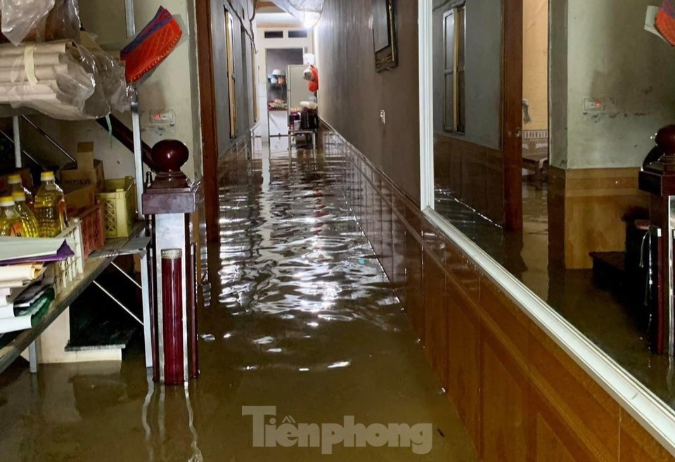 Nước tràn vào nhà dân.