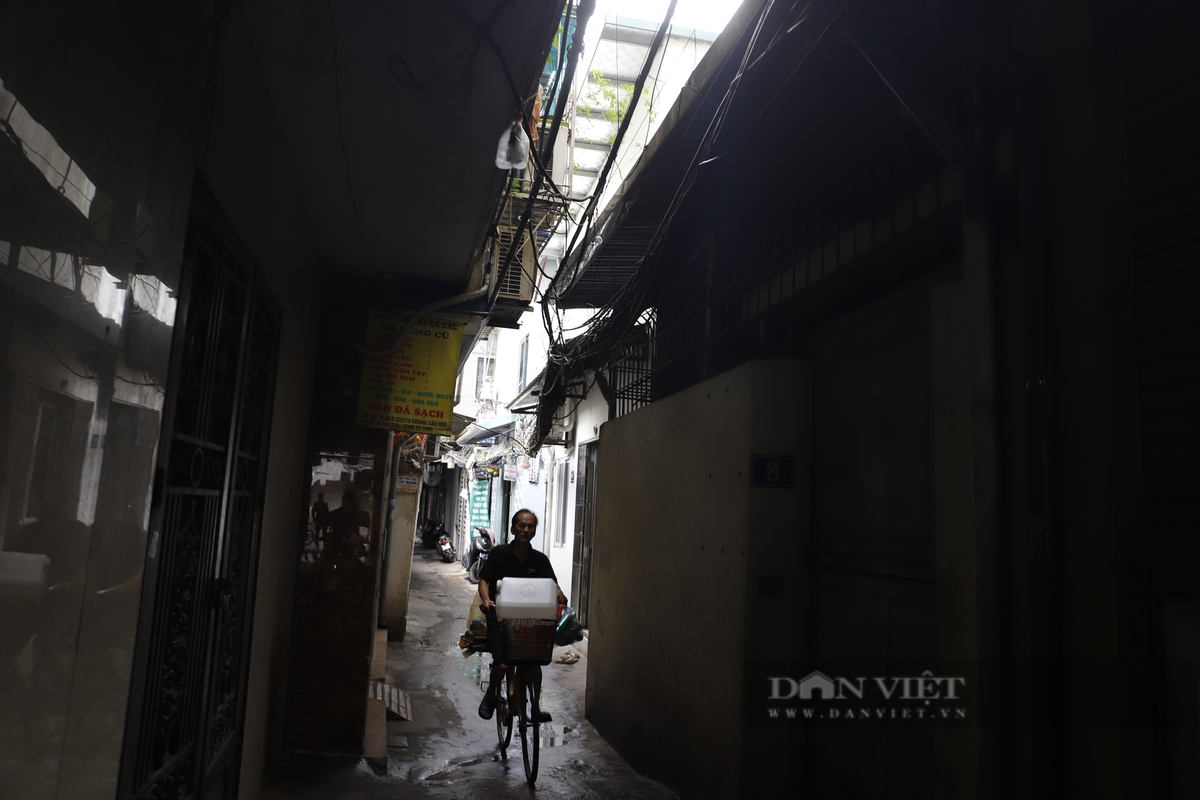 Đằng sau sự hào nhoáng của "mặt tiền" phía mặt phố, ẩn sâu bên trong con ngõ là những ngôi nhà tạm bợ, ẩm thấp, thiếu ánh sáng.