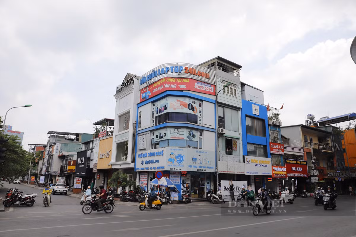 Nằm dọc tuyến đường Thái Hà, Láng Hạ, Hoàng Cầu (thuộc địa bàn quộc Đống Đa và Ba Đình) là các cửa hàng kinh doanh, buôn bán sầm uất, nhưng ít ai nghĩ tới dãy nhà cao từ 1-4 tầng này thuộc khu đất rộng hơn 7 ha trước đây được TP.Hà Nội quy hoạch làm công viên văn hoá Đống Đa.