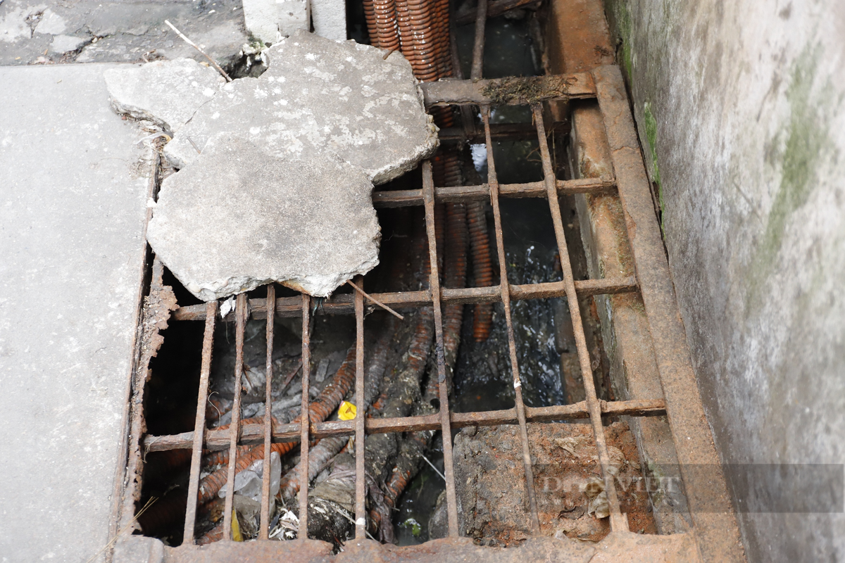 Hệ thống cống không có nắp che đậy bốc mùi hôi thối tại khu vực.