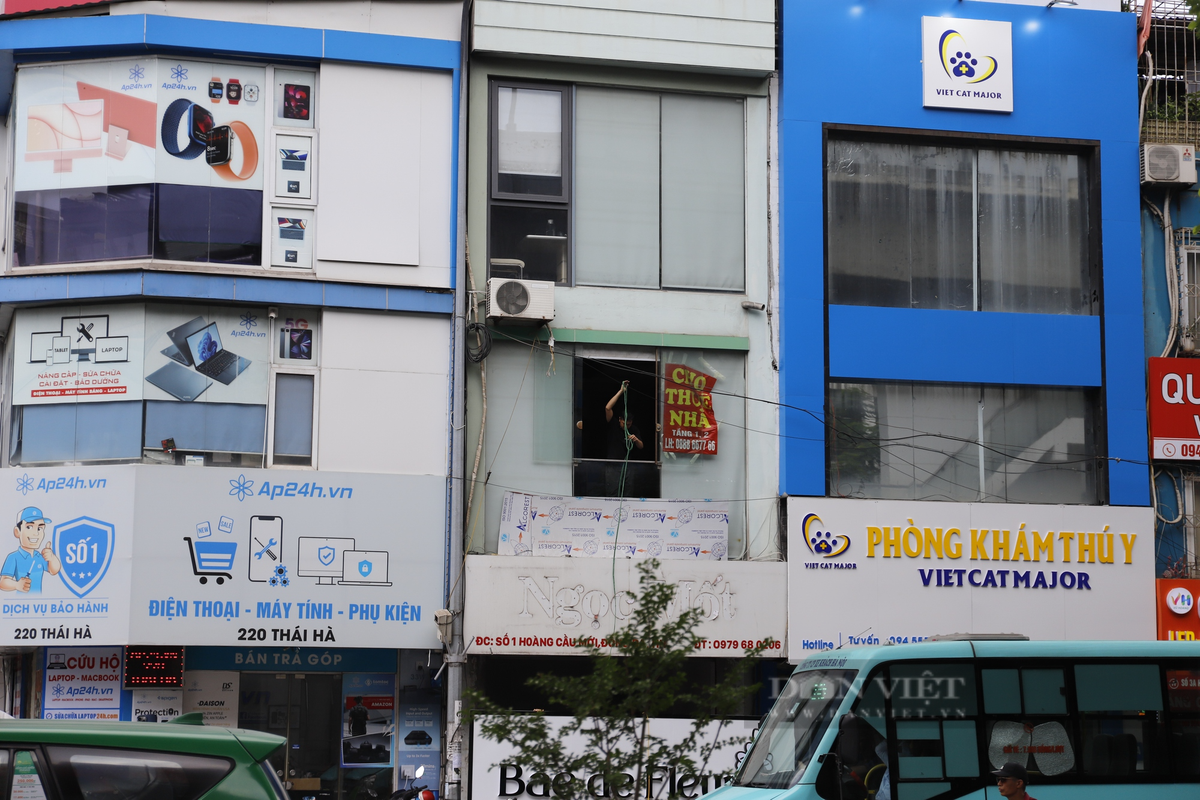 Bị "đắp chiếu" hơn 20 năm, hàng nghìn mét vuông đất quy hoạch dự án công viên văn hoá Đống Đa bị người dân lấn chiếm xây dựng nhà ở kiên cố để ở cũng như kinh doanh buôn bán.