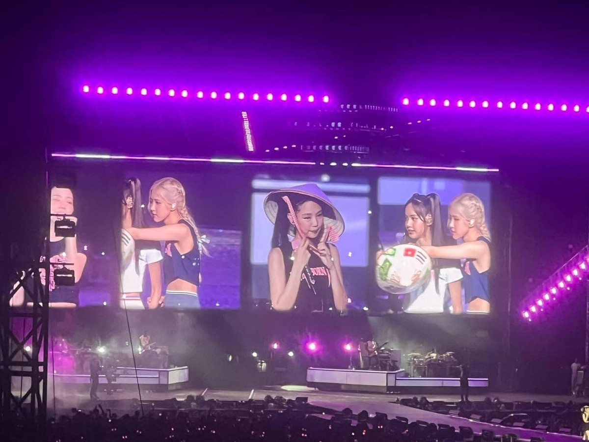 Cảnh Jennie đội nón lá, Rosé xách nón trên tay, lay người Lisa chụp tại sân khấu được chia sẻ mạnh. Nhiều người bình luận hài hước khung cảnh không khác gì ngoài đồng áng. Bốn thành viên hóa "thôn nữ miền Tây" khi sang Việt Nam. Ảnh: FC BlackPink VN.