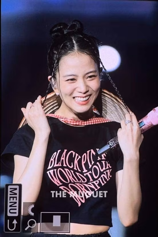 Trước giờ diễn đêm thứ hai, Jisoo đăng ảnh biểu diễn với nón lá lên trang cá nhân hơn 74,6 triệu người theo dõi. Jisoo là thành viên được fan "ưu ái" nhất trong đêm diễn tối 29/7, khi 30.000 khán giả hòa giọng phiên bản tự Việt hóa khi nữ ca sĩ thể hiện bản hit Flower. Ảnh: @sooyaaa__.