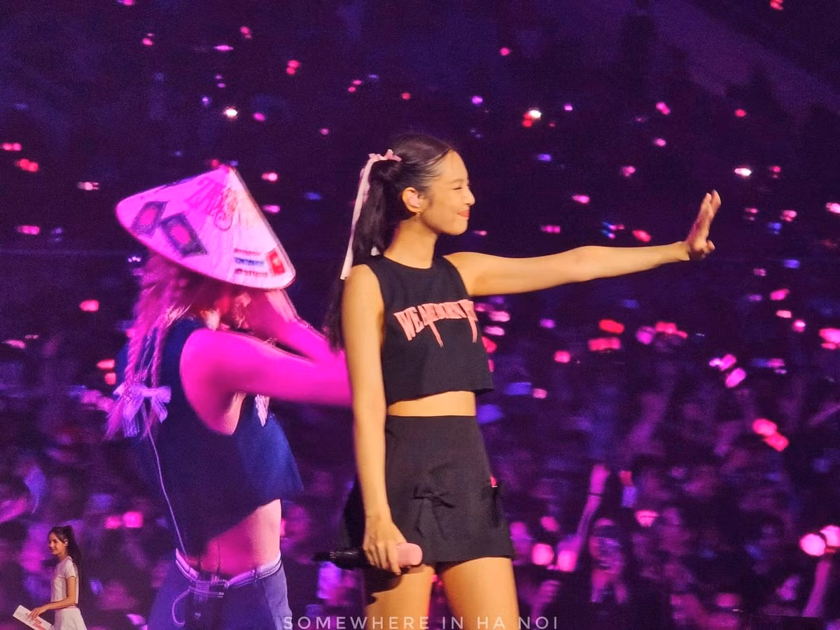 Khác với hình ảnh lạnh lùng xây dựng trên mạng xã hội, rapper được mệnh danh là "cây Chanel sống" hoàn toàn hết mình trên sân khấu. Đây là một trong những lý do giúp Jennie có đông fan nhất trong bốn thành viên BlackPink. Ảnh: Somewhere in Hanoi.