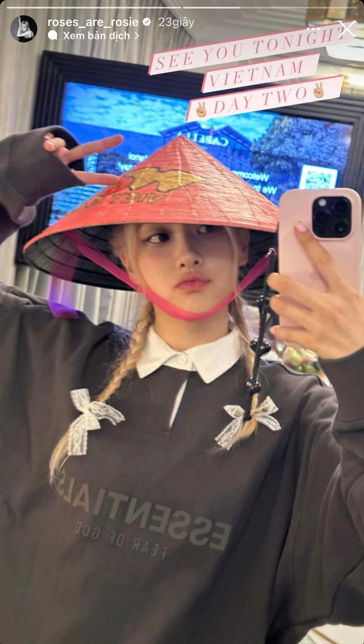 Rosé chiều lòng người hâm mộ khi đội hai phiên bản nón lá trên sân khấu và khi đăng ảnh lên trang cá nhân có gần 73 triệu follower. Ảnh: @rose_are_rosie.