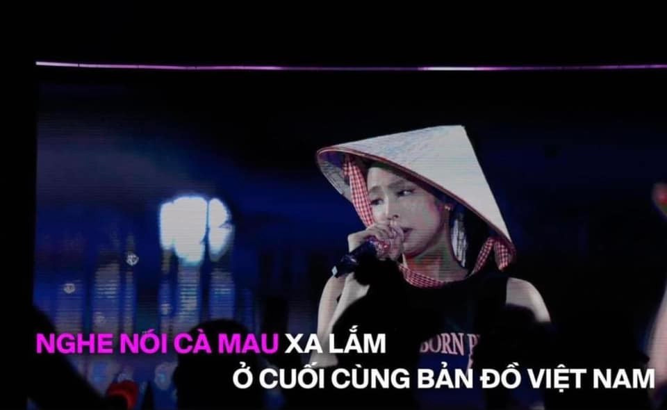 Bức ảnh đội nón lá, gương mặt đượm buồn của BlackPink trở thành meme (ảnh chế) mới trên mạng xã hội. Fan cho rằng biểu cảm của Jennie hoàn toàn phù hợp với các ca khúc bolero, trong ảnh là lời ca khúc Áo mới Cà Mau (nhạc sĩ Thanh Sơn). Ảnh: FC BlackPink VN.