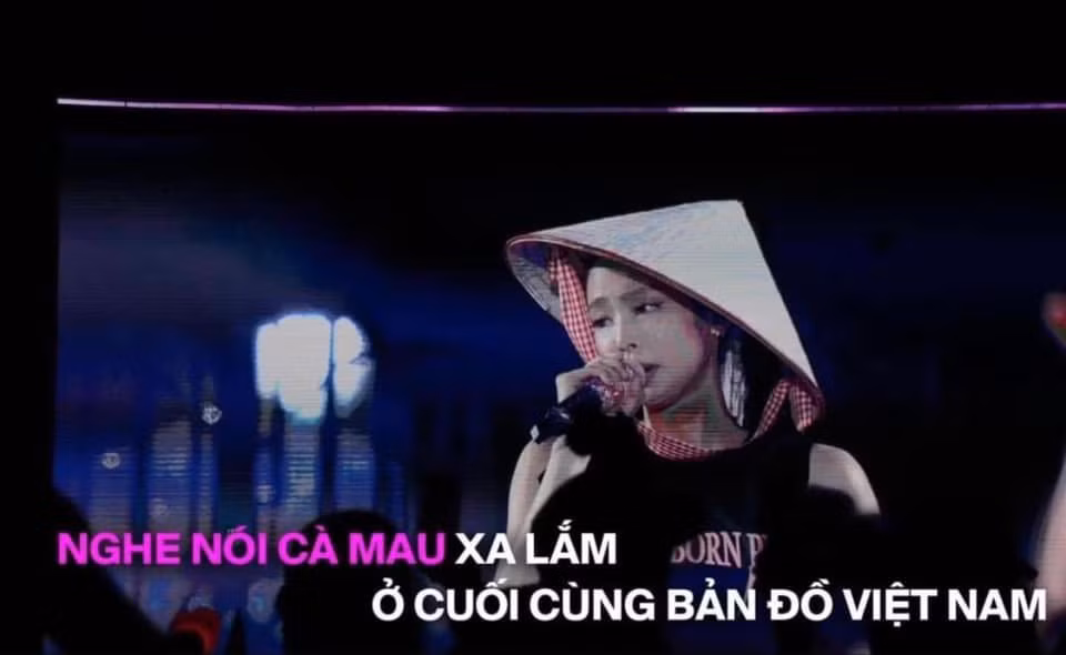 Bức ảnh đội nón lá, gương mặt đượm buồn của BlackPink trở thành meme (ảnh chế) mới trên mạng xã hội. Fan cho rằng biểu cảm của Jennie hoàn toàn phù hợp với các ca khúc bolero, trong ảnh là lời ca khúc Áo mới Cà Mau (nhạc sĩ Thanh Sơn). Ảnh: FC BlackPink VN.