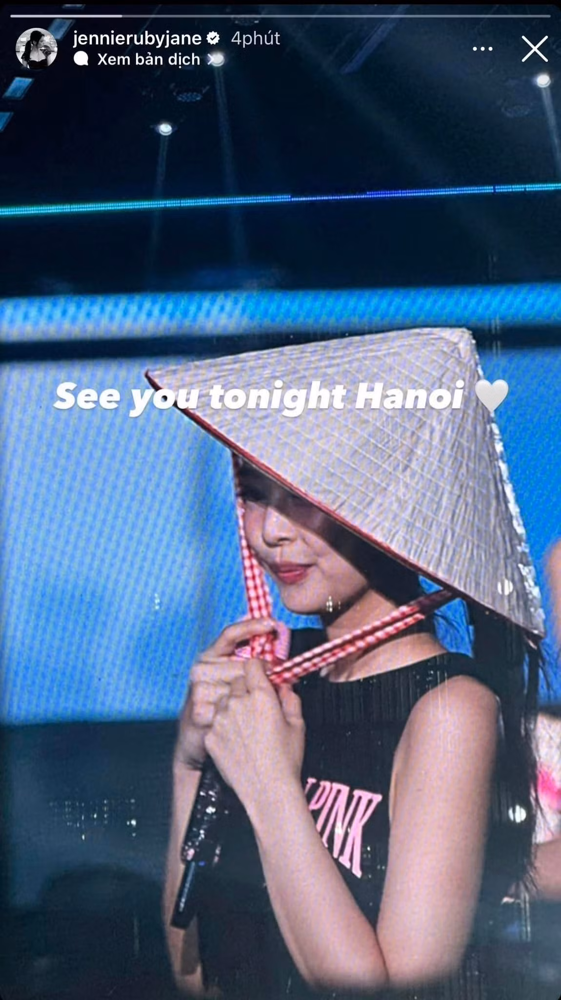 Sau đêm diễn ngày 29/7, cả bốn thành viên đều đăng ảnh đội nón lá lên trang cá nhân. Với nhiều người dù không phải fan, hành động tôn trọng văn hóa, khán giả khi sang Việt Nam biểu diễn của BlackPink được đánh giá cao. Việc để ý tiểu tiết của BlackPink là một trong những lý do khiến fan chi tiền triệu, với vé đắt nhất là 9,8 triệu đồng để gặp mặt thần tượng. Ảnh: jennierubyjane.