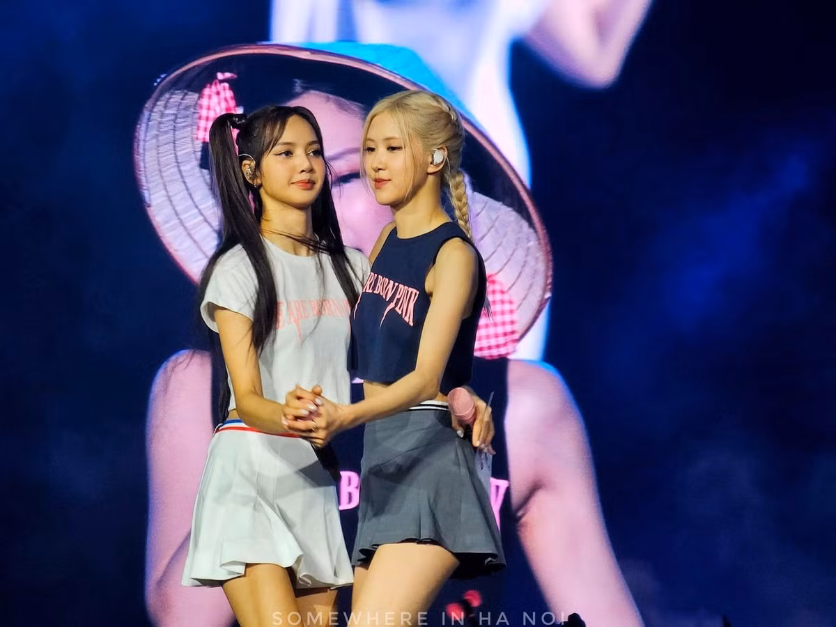 Màn dắt tay khiêu vũ của Lisa và Rosé trong lúc "thôn nữ miền Tây" hát tiếp tục viral trên mạng xã hội. Ảnh: Somewhere in Hanoi.