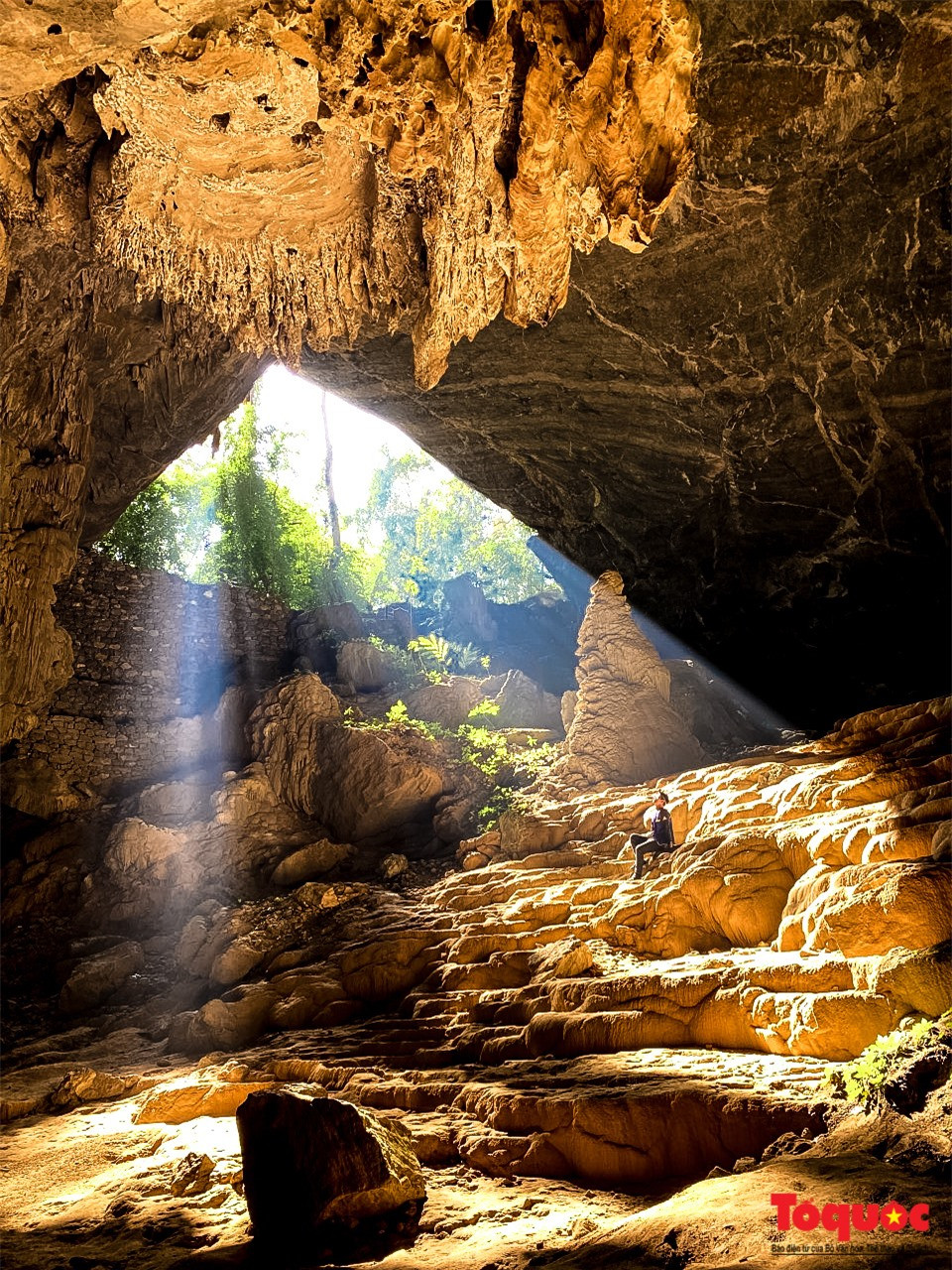 Trong động có nhiều buồng, tầng, bậc thang, hành lang đủ mọi kích cỡ; nhiều nhũ đá, măng đá, cột, rèm, riềm đá... đủ mọi hình dáng, được liên tưởng với những cây san hô, con tàu, thác vàng, thác bạc, đài sen úp ngược, cột đá cô đơn, ruộng bậc thang.