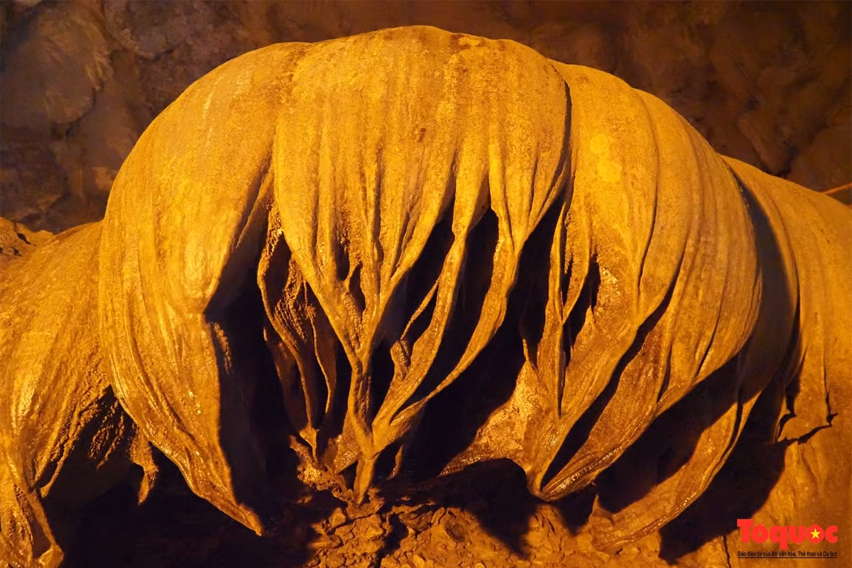 Nổi bật trong số các khối nhũ đá là khối đài sen úp ngược và cột đá cô đơn. Chuyện kể rằng, ngày xưa có một vị phật ngồi trên đài sen tu mãi mà không thành chính quả. Vì quá buồn chán, nản chí nên ngài đã úp ngược đài sen xuống, còn mình thì biến thành cột đá đứng bên cạnh. Về mùa mưa, nước từ những cánh hoa nhỏ nước xuống vừa đẹp mắt vừa vui tai. Tương truyền rằng nếu như hứng được những giọt nước từ bàn tay Phật rớt xuống, rồi xoa lên mặt, người đó sẽ gặp được nhiều điều may mắn.