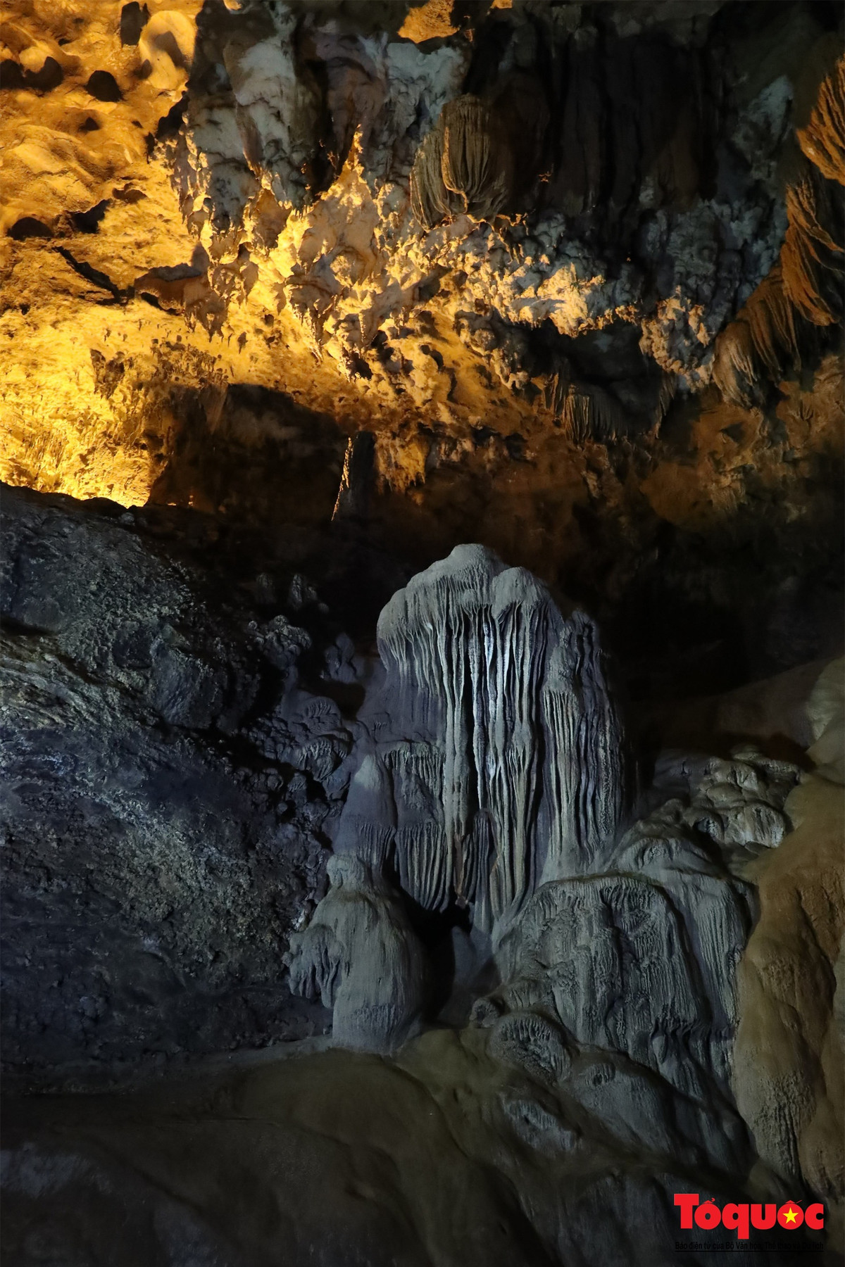 Càng đi sâu vào trong lòng động, vẻ đẹp càng lung linh, quyến rũ. Nhiều ngóc ngách chỉ một người đi lọt, hay có đoạn nhũ đá từ trần hang đột ngột chắn ngang lối đi, phải cúi gập người mới qua được.
