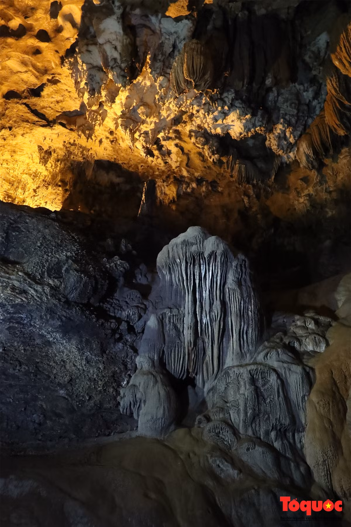 Càng đi sâu vào trong lòng động, vẻ đẹp càng lung linh, quyến rũ. Nhiều ngóc ngách chỉ một người đi lọt, hay có đoạn nhũ đá từ trần hang đột ngột chắn ngang lối đi, phải cúi gập người mới qua được.