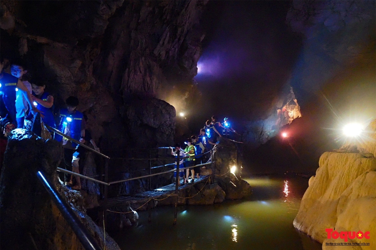 Vào mùa hè, nhiệt độ trong hang động tạo cho du khách cảm giác mát mẻ, vào mùa đông thì lại rất ấm áp.