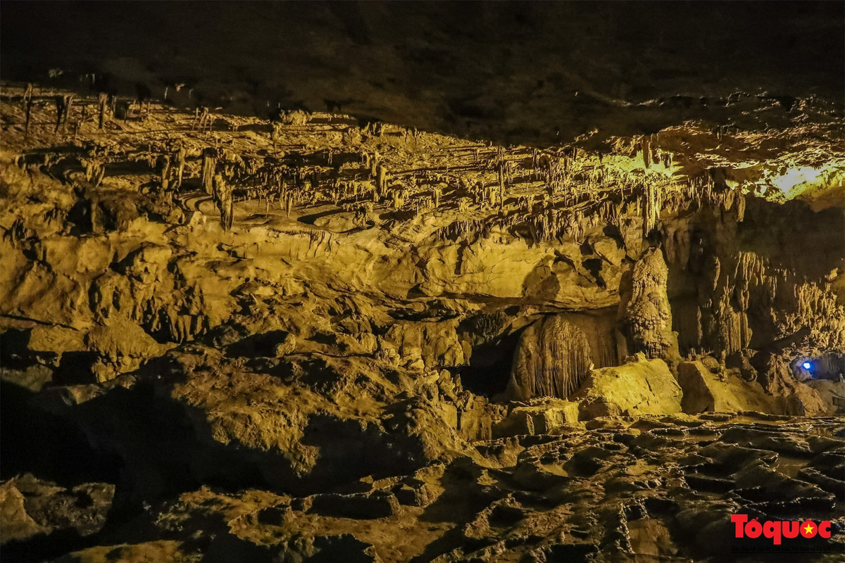Ngườm Ngao trong tiếng Tày có nghĩa là “Hang hổ”. Tương truyền rằng, xưa kia trong động có rất nhiều hổ dữ sinh sống, người dân đã đặt bẫy bắt hết được hổ và từ đó được sống yên lành. Vì vậy, người dân tộc Tày mới đặt tên động là Ngườm Ngao.