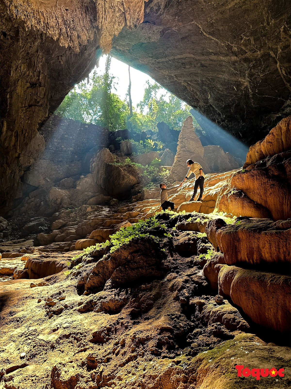 Một đoạn của hang lộ thiên tạo ra cảnh đẹp không thua kém gì hố sụt tại hang Sơn Đoòng của tỉnh Quảng Bình.