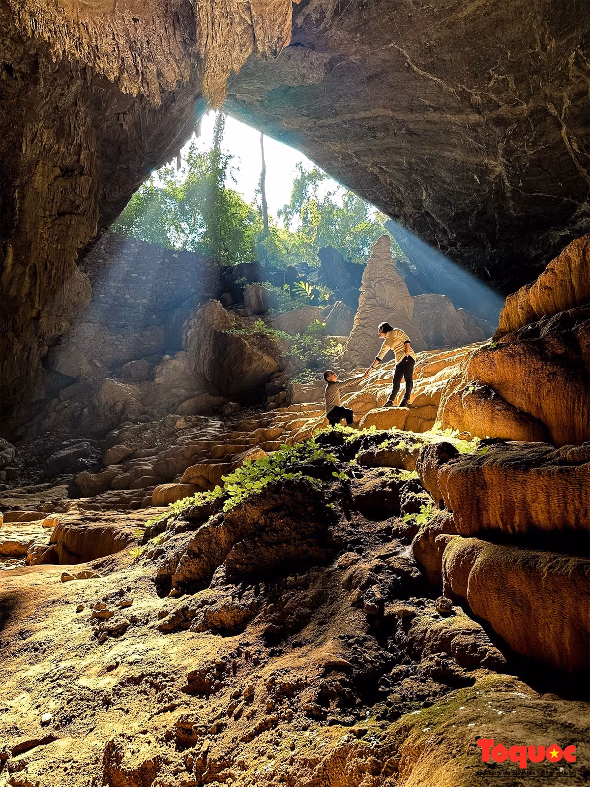 Một đoạn của hang lộ thiên tạo ra cảnh đẹp không thua kém gì hố sụt tại hang Sơn Đoòng của tỉnh Quảng Bình.