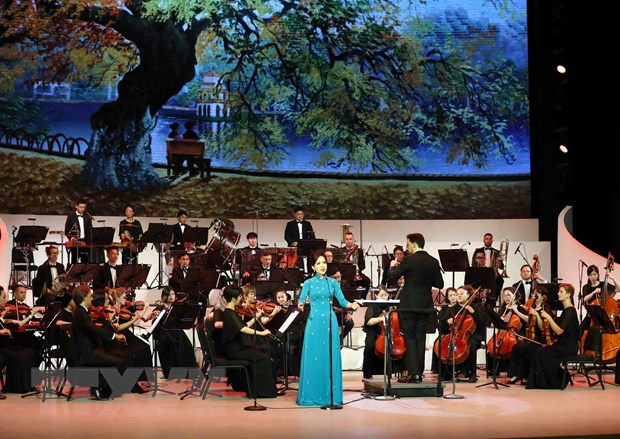 hương trình nghệ thuật chào mừng khánh thành Nhà hát Hồ Gươm. (Ảnh: Phạm Kiên/TTXVN)