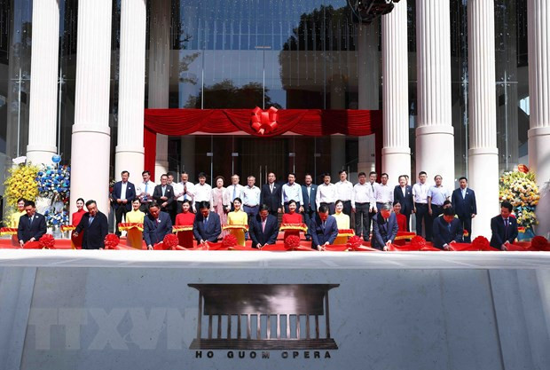 hủ tướng Phạm Minh Chính và các đại biểu thực hiện nghi thức cắt băng khánh thành Nhà hát Hồ Gươm. (Ảnh: Phạm Kiên/TTXVN)