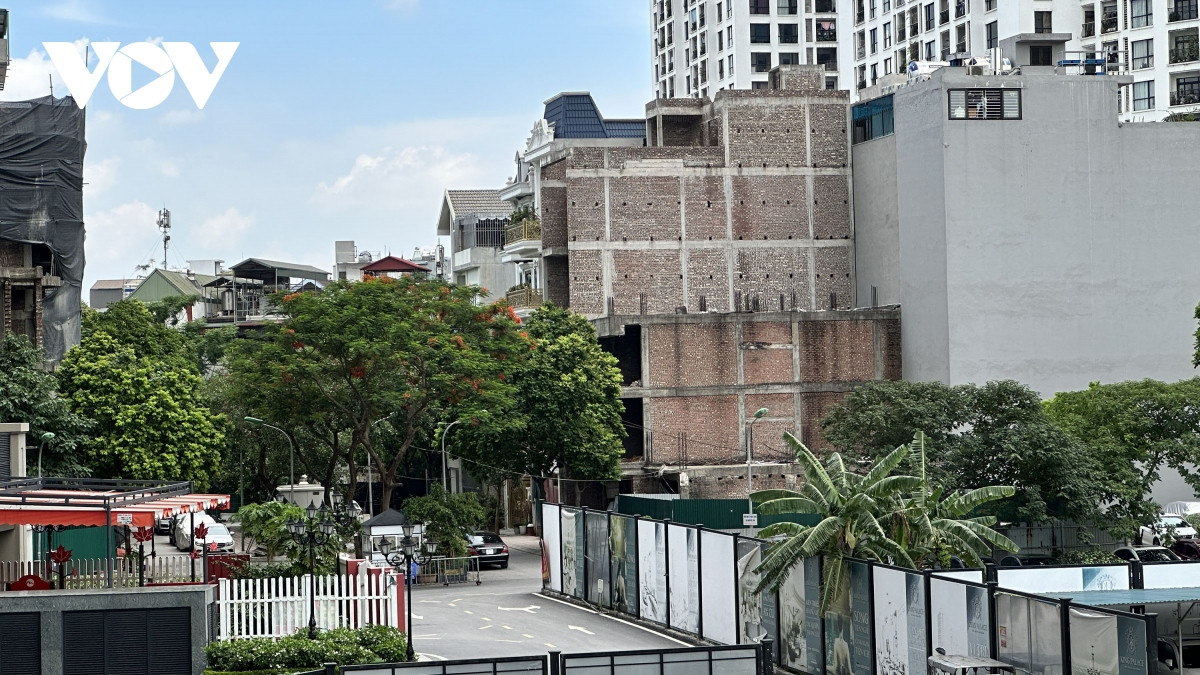 Đại diện quận Thanh Xuân cho biết, Dự án khu hỗn hợp trung tâm thương mại dịch vụ công cộng, văn phòng và nhà ở để bán tại 108 Nguyễn Trãi, phường Thượng Đình, quận Thanh Xuân do liên danh Công ty Cổ phần Dụng cụ số 1 và Công ty TNHH MTV quản lý phát triển nhà Hà Nội chủ đầu tư, diện tích sử dụng 18.531m2. Công ty TNHH MTV quản lý phát triển nhà Hà Nội chuyển nhượng cho Công ty Cổ phần Bất động sản Hoa Anh Đào 6.973m2. Sau khi chuyển nhượng Công ty CP Bất động sản Hoa Anh Đào đã triển khai xây dựng Dự án King Place gồm 2 toà A và B, đến nay toà A đã xây xong được Cục Giám định nhà nước về chất lượng công trình (Bộ Xây dựng) có văn bản chấp thuận kết quả nghiệm thu để đưa vào sử dụng.