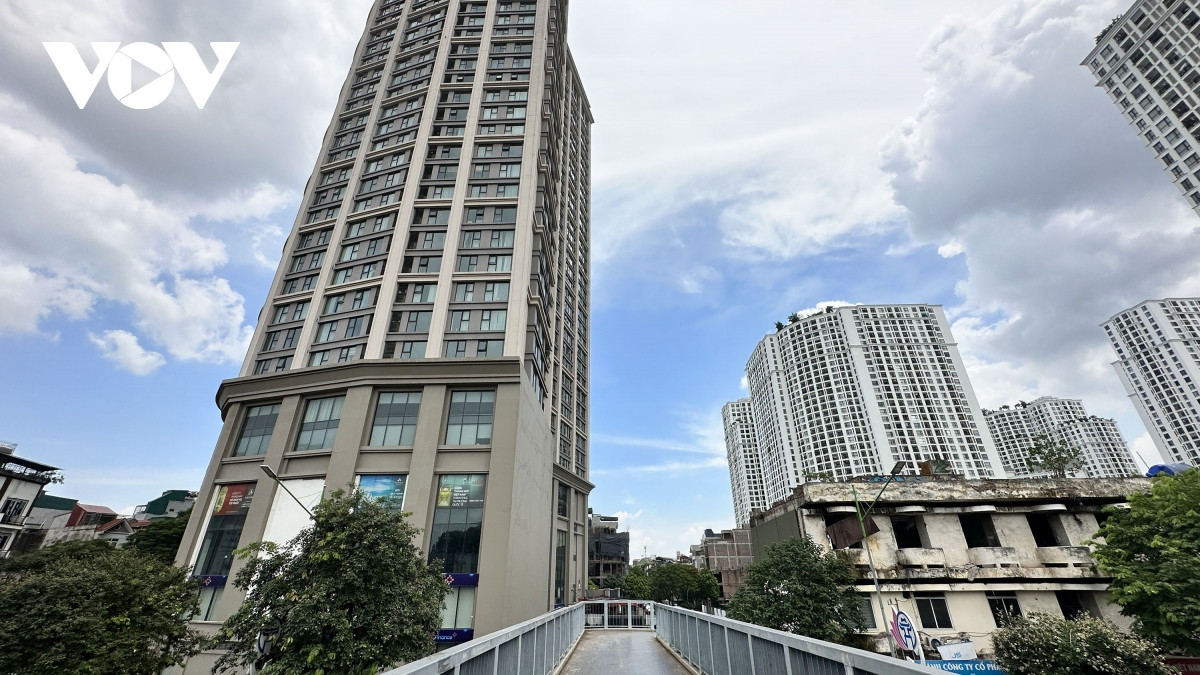 Theo cư dân sinh sống tại toà nhà King Palace nguyên nhân người mua căn hộ chưa được nhận sổ hồng do Dự án chưa hoàn thành nghĩa vụ tài chính với nhà nước nên chưa thể thực hiện được thủ tục cấp Giấy chứng nhận cho người mua nhà.