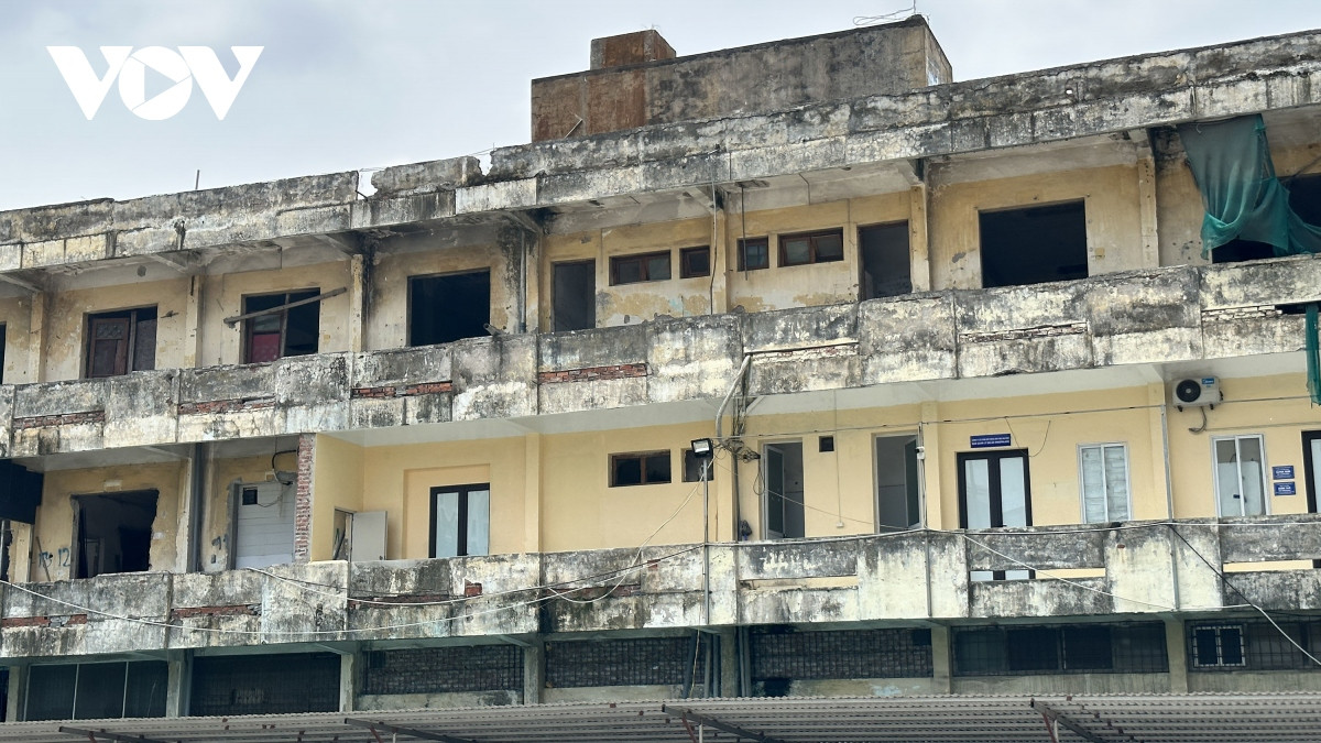 "Đối với khu đất toà B Công ty Cổ phần BĐS Hoa Anh Đào đang xin điều chỉnh chủ trương, gia hạn thời gian thực hiện. Việc chủ đầu tư chưa hoàn thành giải phóng mặt bằng nhà 3 tầng để xây dựng dự án phần còn lại có gây ảnh hưởng đến mỹ quan đô thị, phía UBND phường Thượng Đình sẽ tiến hành nhắc nhở chủ đầu tư thay thế lưới che chắn cũ đã rách tại phần tầng 2,3 để đảm bảo an toàn, vệ sinh môi trường và mỹ quan đường phố, văn minh đô thị"- đại diện quận Thanh Xuân nói.