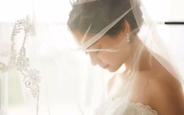 Ngo ngang truoc phong bi mung cuoi cua co ban than