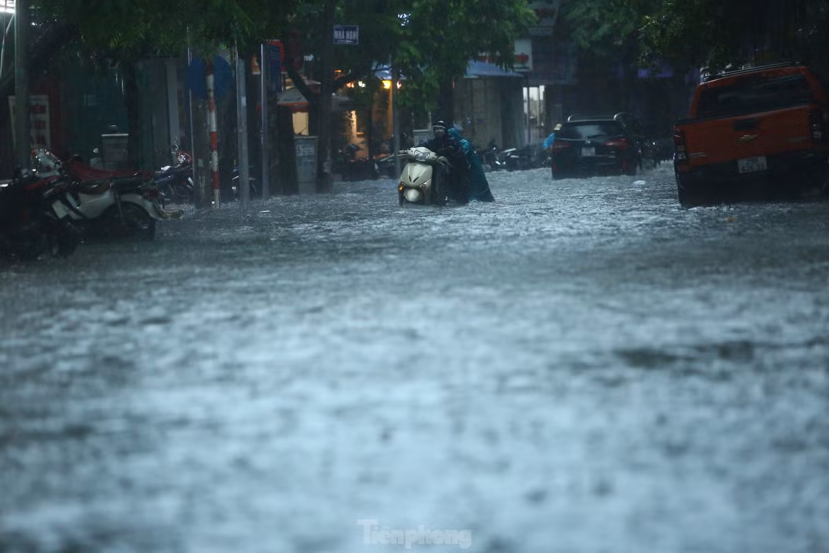 Tình trạng tương tự trên phố Vương Thừa Vũ (quận Thanh Xuân, Hà Nội).