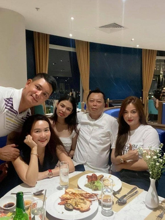 Truong Ngoc Anh lo “vai u thit bap”, guong mat mum mim