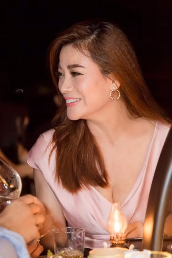 Truong Ngoc Anh lo “vai u thit bap”, guong mat mum mim-Hinh-3