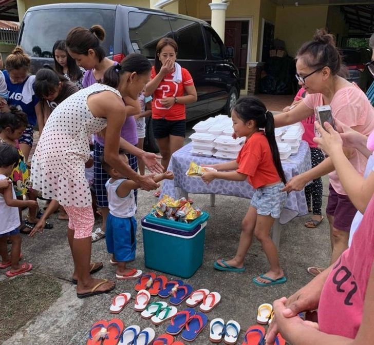 Cô bé áo đỏ quyết định không tổ chức sinh nhật mà dùng chúng vào việc giúp đỡ những đứa trẻ khác.