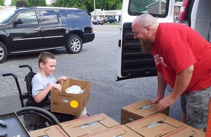 Người đàn ông vất vả chuyển những thùng hàng lên xe, cậu bé ngồi xe lăn nhiệt tình giúp đỡ ông. Hình ảnh gây xúc động, khiến nhiều người rơi nước mắt.