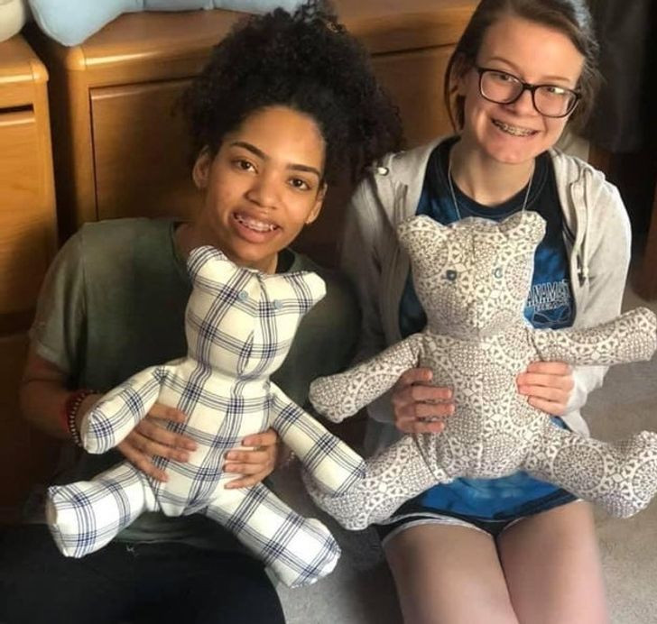 Hai bạn nhỏ và một nhóm học sinh đã làm hơn 300 con gấu bông và tặng chúng cho các trại trẻ mồ côi.