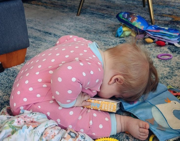 Công chúa nhỏ háo hức với quyển sách mới dù chưa biết đọc