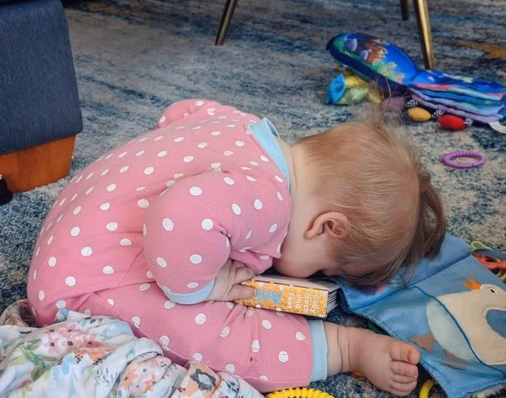 Công chúa nhỏ háo hức với quyển sách mới dù chưa biết đọc